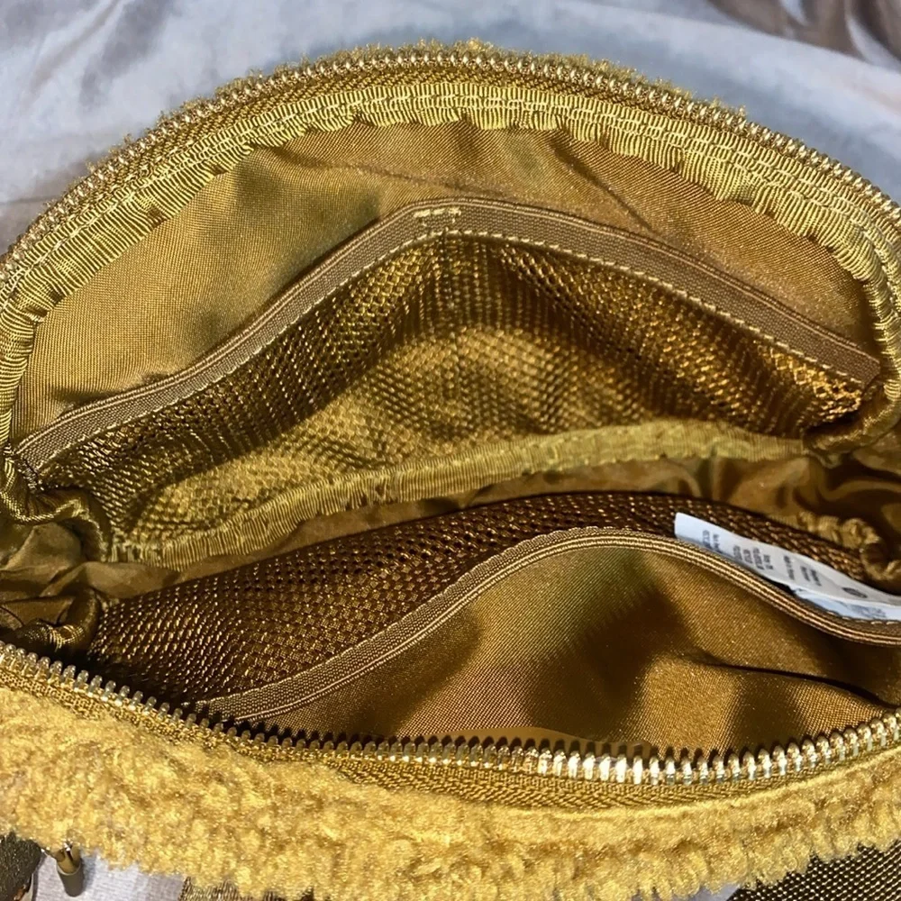 Lululemon Everywhere Fleece Belt Bag